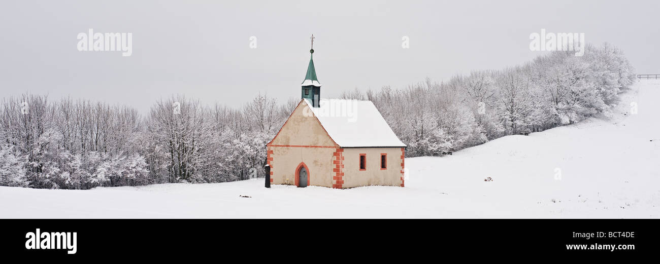 Walberla hill e Walpurgis Cappella in inverno Franconia Baviera Germania Foto Stock