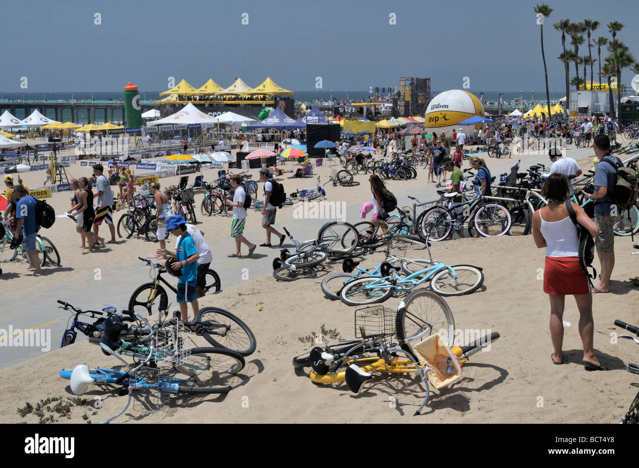 Biciclette fornite facile e trasporto gratuito per il sito del Beach Volley torneo giocato in Manhattan Beach, CA Foto Stock