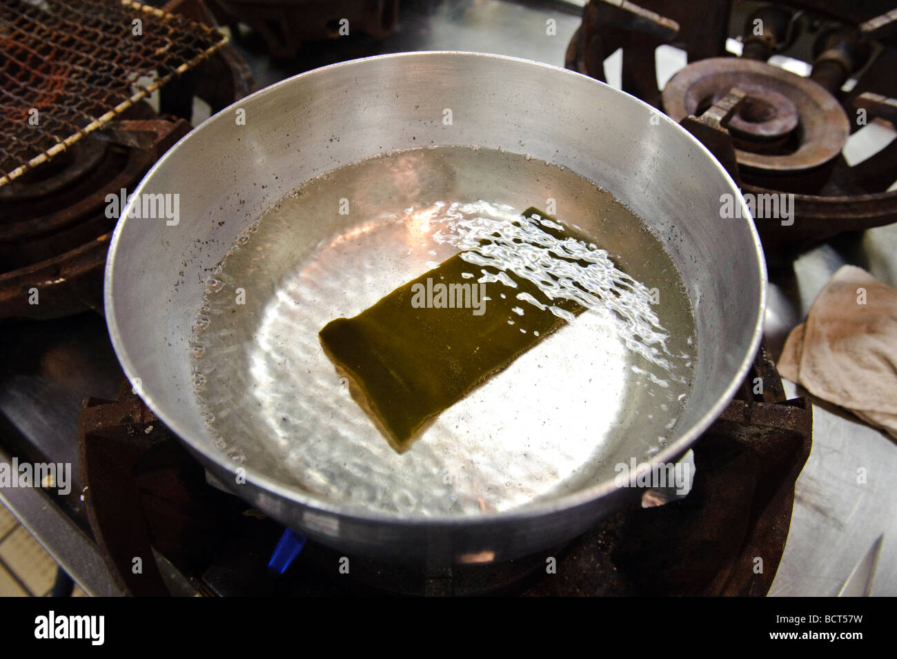 La preparazione di alghe kombu, la prima fase di realizzazione di dashi, a Tsukiji Tamura ristorante Giapponese, Tokyo Giappone, 17 luglio 2009. Foto Stock