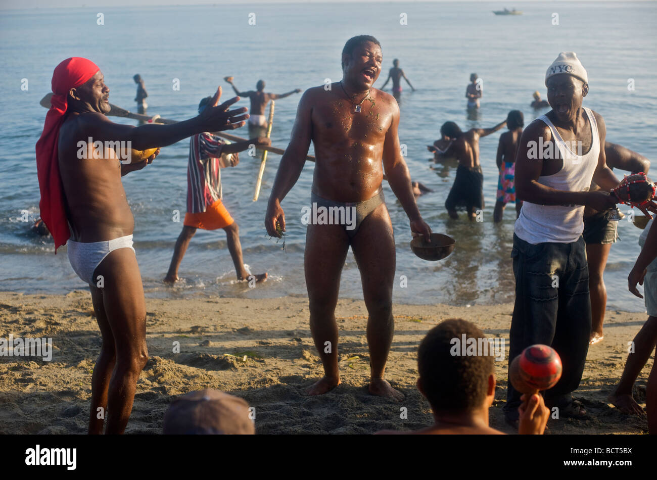 Voodoo adoratori di danza al Bord de Mer de Limonade, sulla costa nord di Haiti il 25 Luglio 2008 Foto Stock