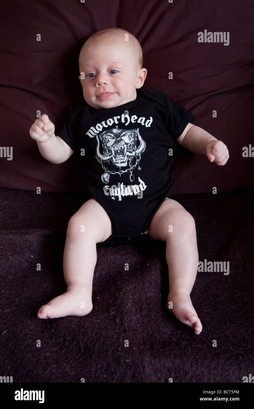 Di due mesi di età baby boy in un Motorhead suit, Londra, Inghilterra Foto Stock