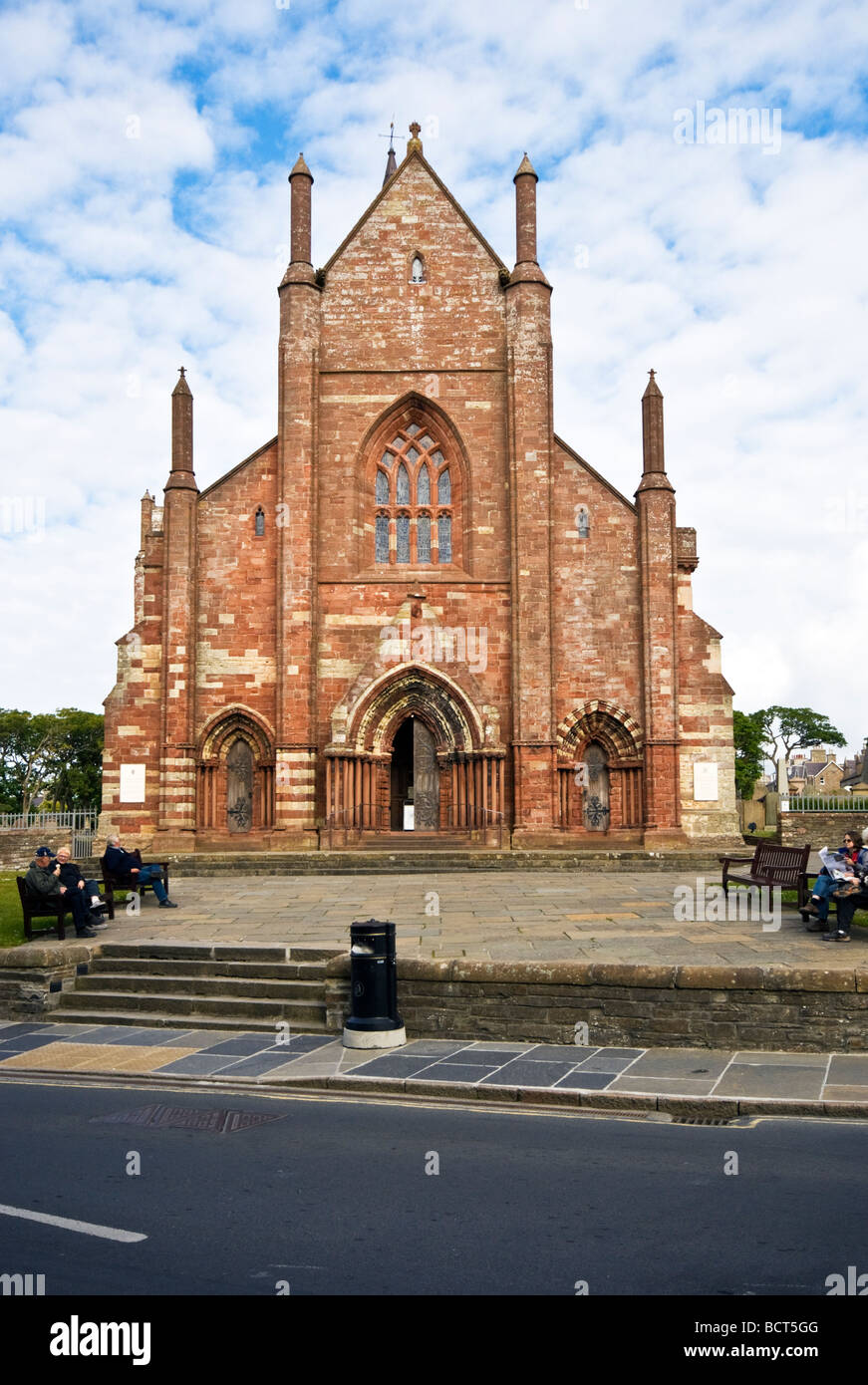 San Magnus Cathedral nel centro di Kirkwall sulla terraferma di Orkney in Scozia Foto Stock