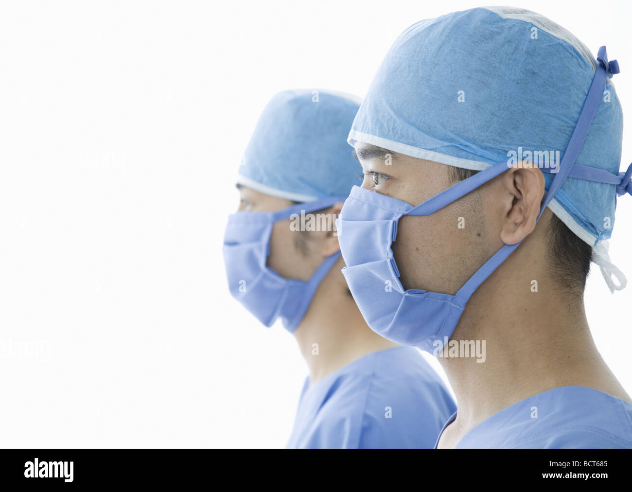 I chirurghi indossando camici chirurgici Foto Stock