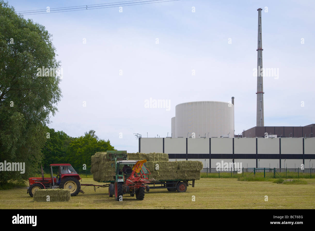 Il lavoro agricolo di fronte il combustibile nucleare esaurito sala di deposito a Gundremmingen centrale nucleare in Baviera, Germania. Foto Stock