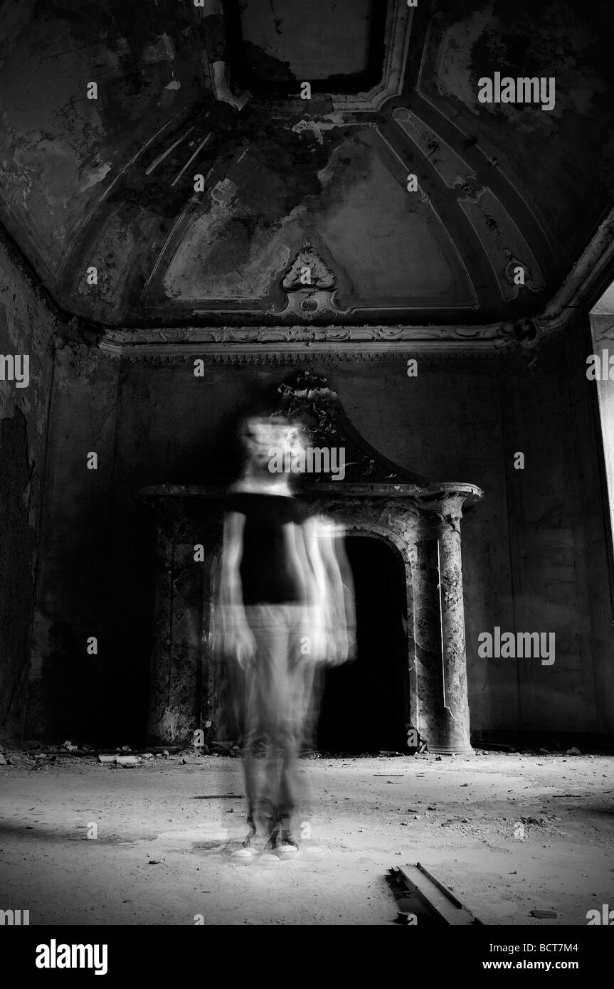 Strega in Haunted House Foto Stock