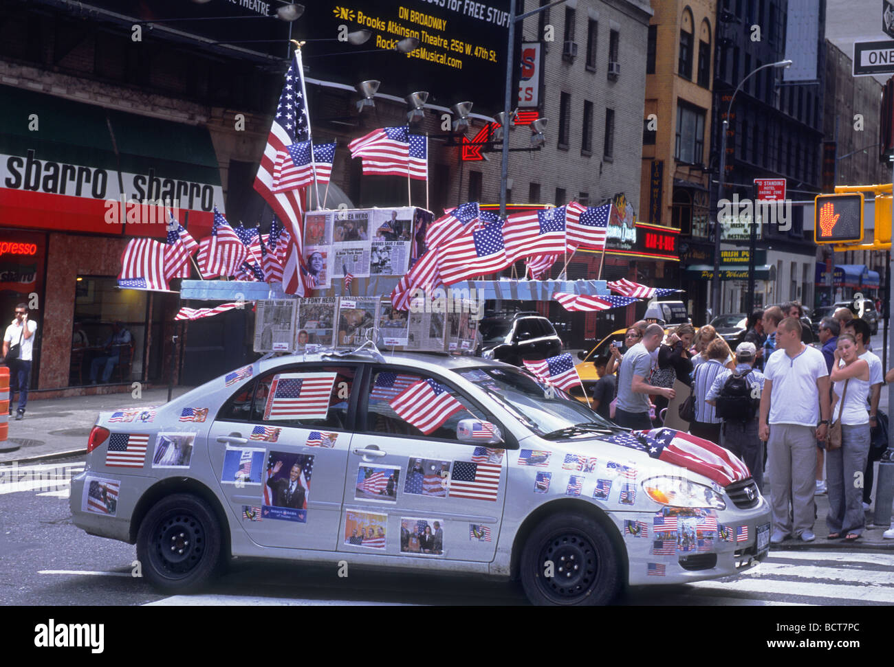Stati Uniti New York New York Times Square il quarto di luglio celebrazione auto con più bandierine americane battenti Foto Stock
