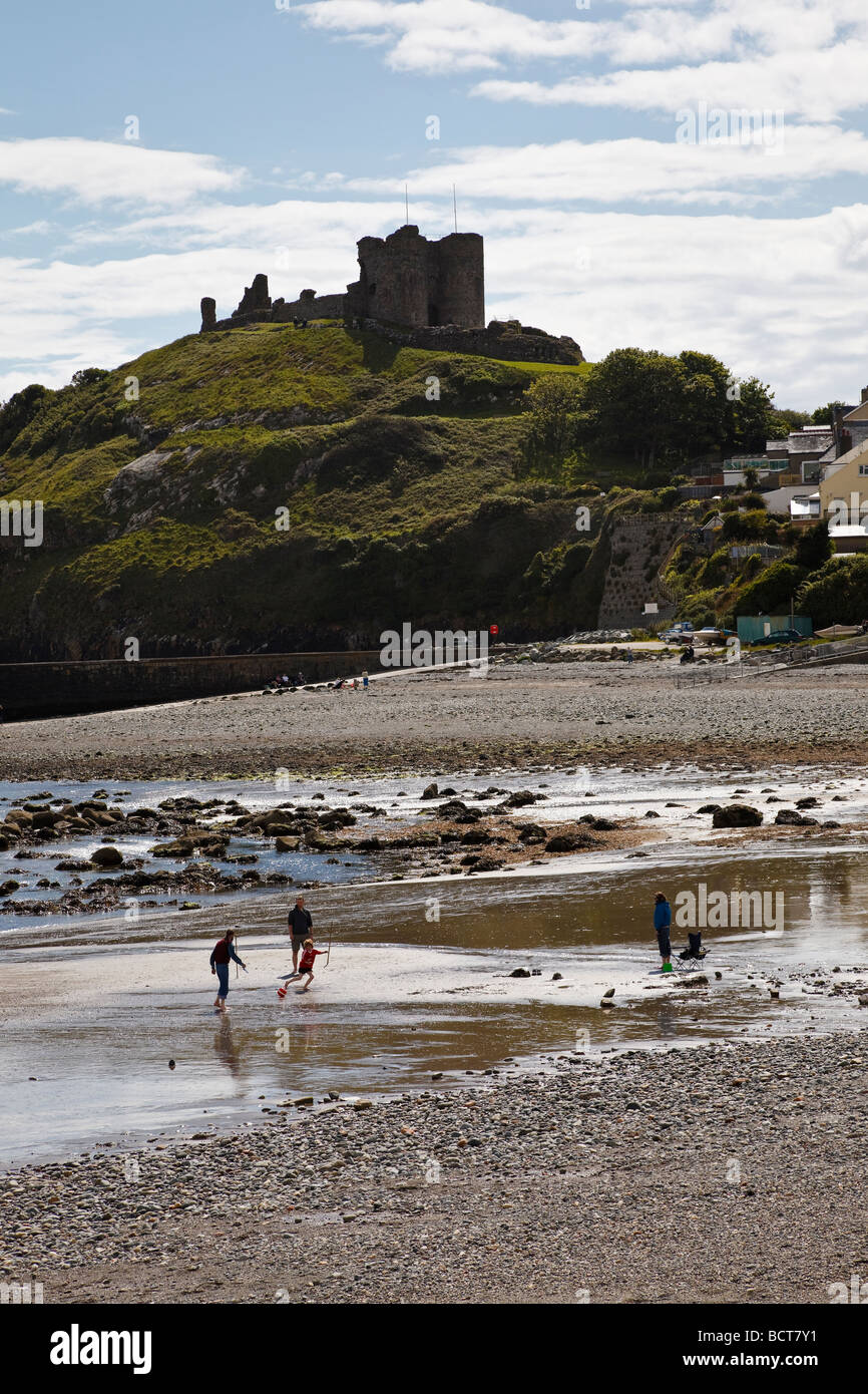 Famiglia giocando a calcio sulla spiaggia a Criccieth, il Galles del Nord Foto Stock