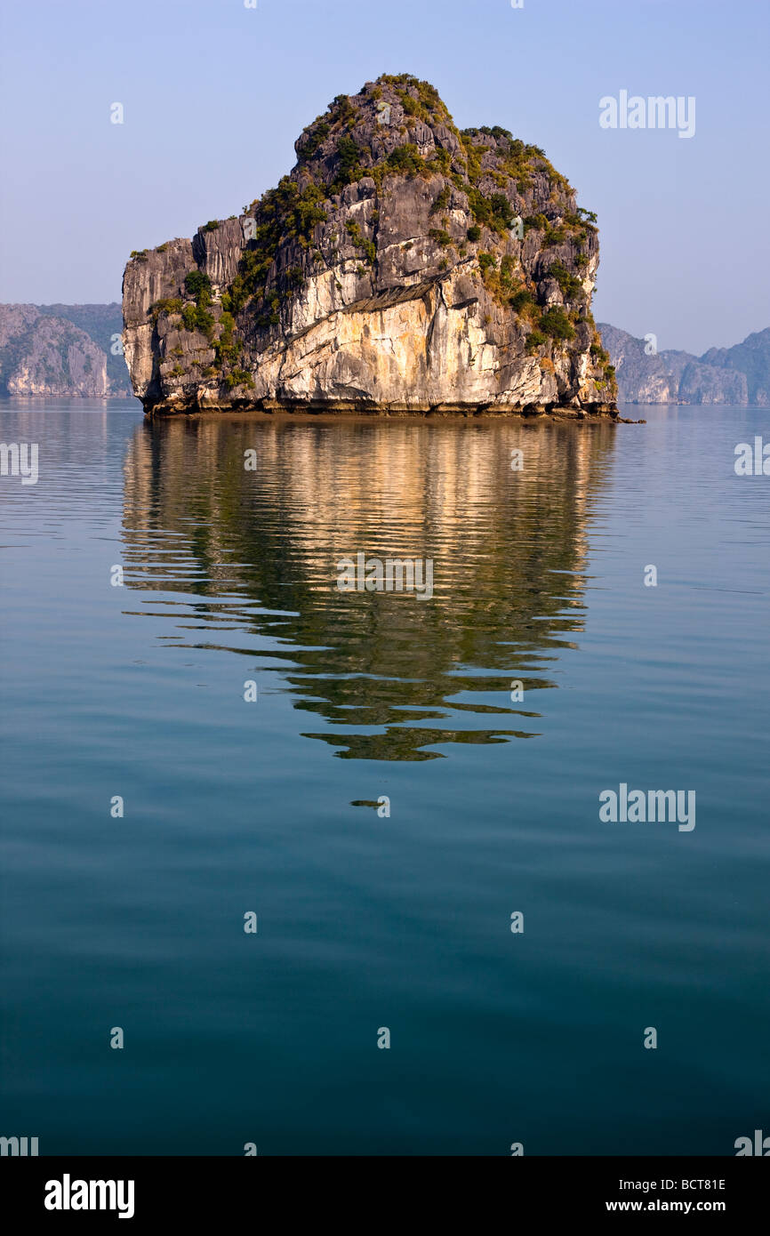 Sperone roccioso Halong Bay Vietnam Foto Stock