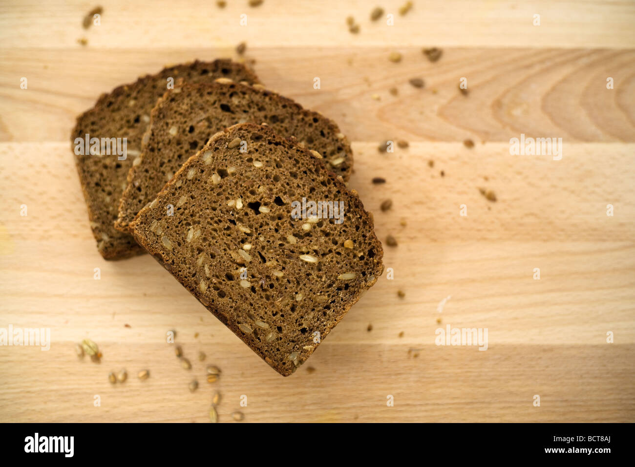 Tre fette di grano intero pane marrone impilati sul listone, uccelli visualizza Foto Stock
