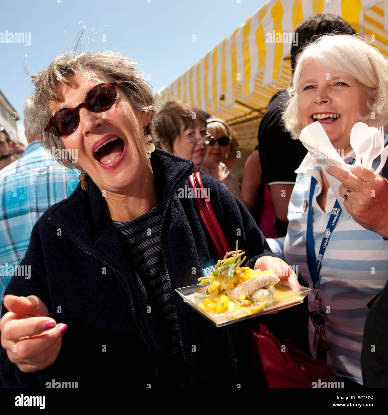 Una donna Godendo mangiando cucinati freschi frutti di mare al 2009 Cardigan Bay Seafood festival Ceredigion Aberaeron Wales UK Foto Stock