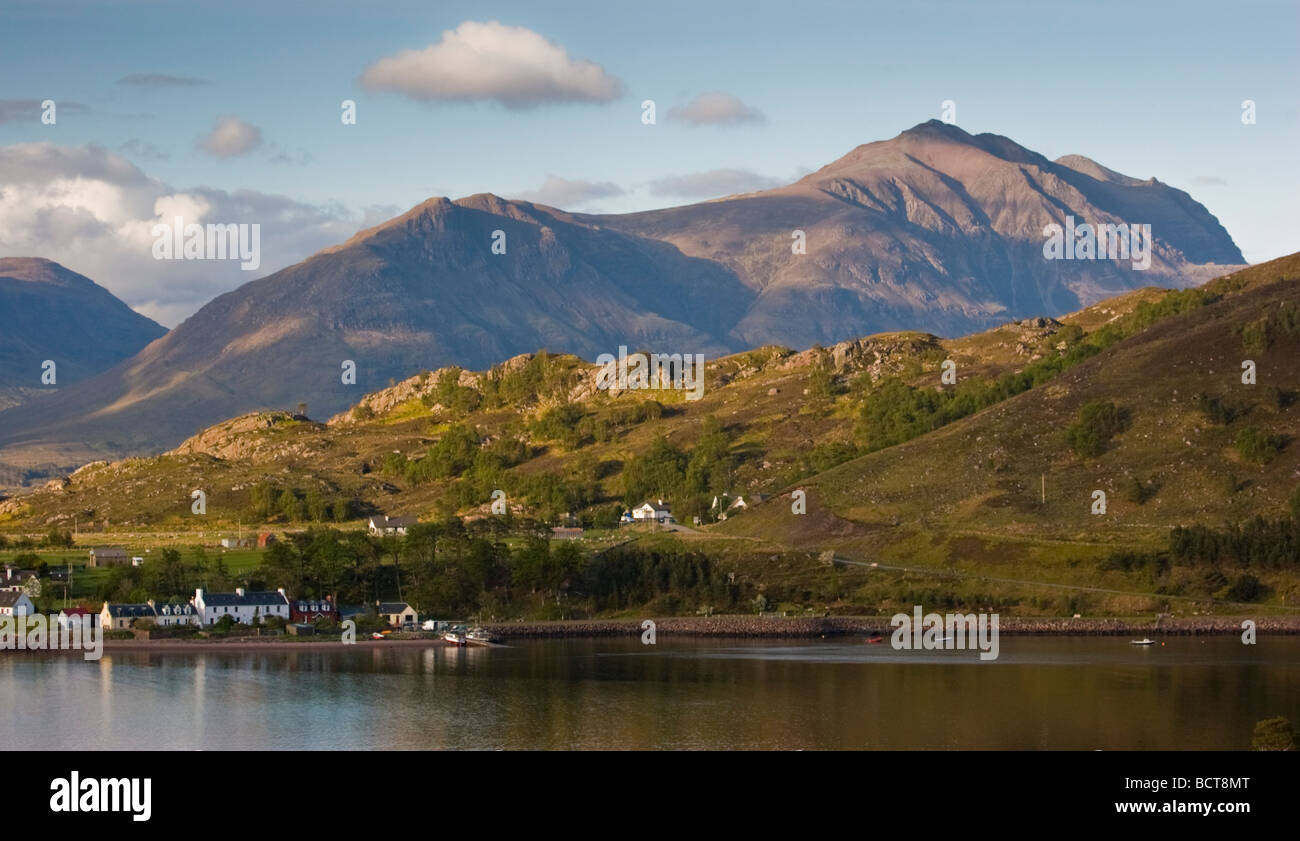Villaggio Shieldaig da Applecross strada a Loch Sheildaig, con Beinn Damh dietro Foto Stock