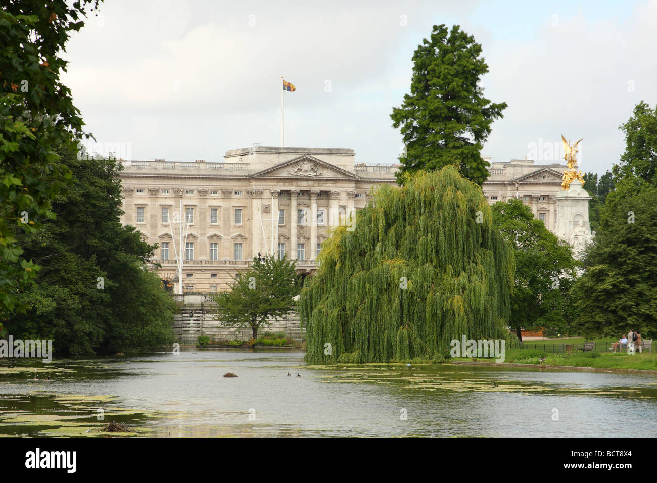 St James Park e Buckingham Palace di Londra. Con bandiera a significare il monarca è in residenza. Foto Stock