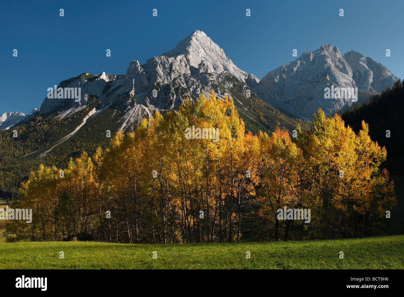 Mt. Ehrwalder Sonnenspitze e Mt. Gruenstein, Lermoos, autunno, Mieminger Kette mountain range, Tirolo, Austria, Europa Foto Stock