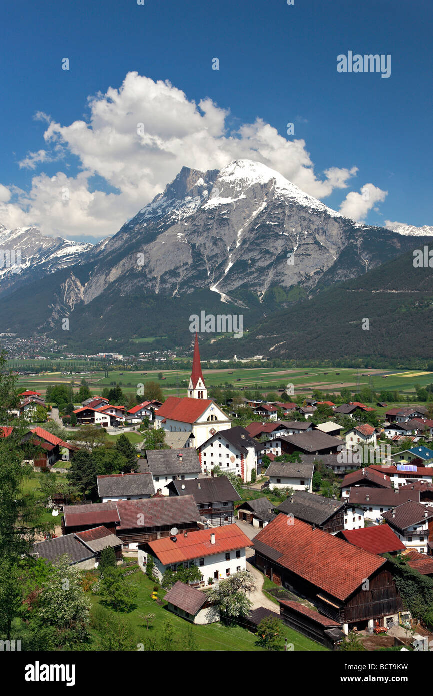 Flaurling, vista dal monte Kalvarienberg, Vista panoramica, Hohe Munde montagna, distretto di terra di Innsbruck in Tirolo, Austria, Euro Foto Stock