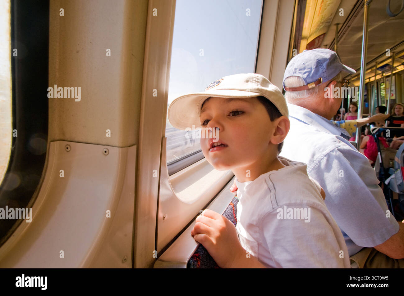 Tre e 1/2 anno vecchio ragazzo ispanico guarda fuori dalla finestra di un treno della metropolitana sulla linea arancione in Boston MA Foto Stock