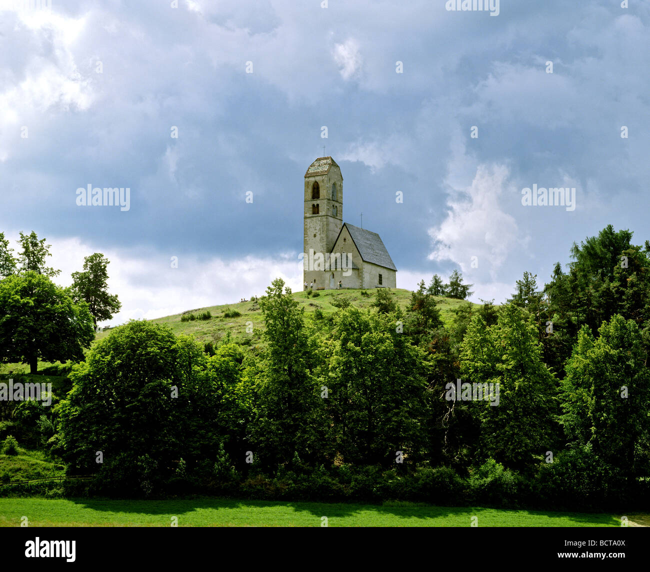 San Pietro am Bichl chiesa, colline, Voels, Alto Adige, Italia, Europa Foto Stock