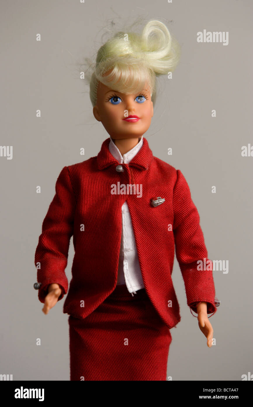 Blonde Virgin Atlantic equipaggio di cabina Air hostess assistente di volo Sindy Doll mostrato in rosso uniforme. Foto Stock