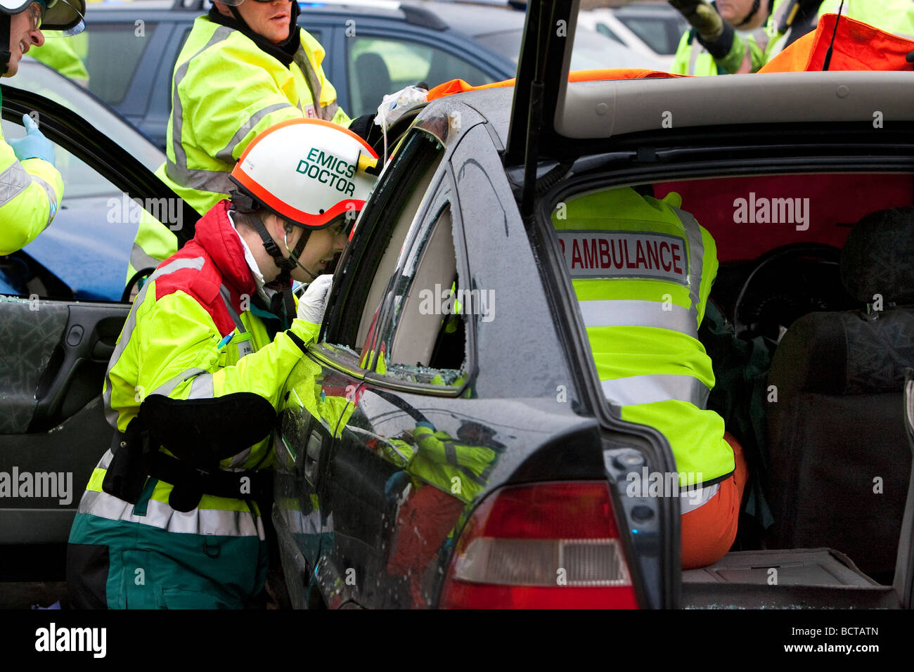 Il traffico stradale Simulazione di incidente al college locali che mira a offrire potenzialmente salvataggio dei messaggi per i giovani conducenti Foto Stock