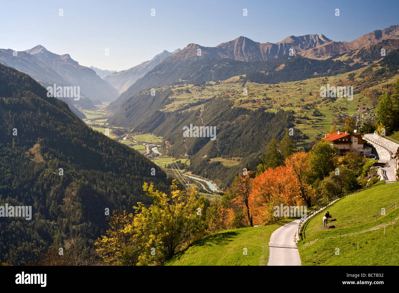 Vista sul Oberinntal, Superiore valle Inn, con montagne Samnaun, altopiano soleggiato Ladis, Tirolo, Austria, Europa Foto Stock