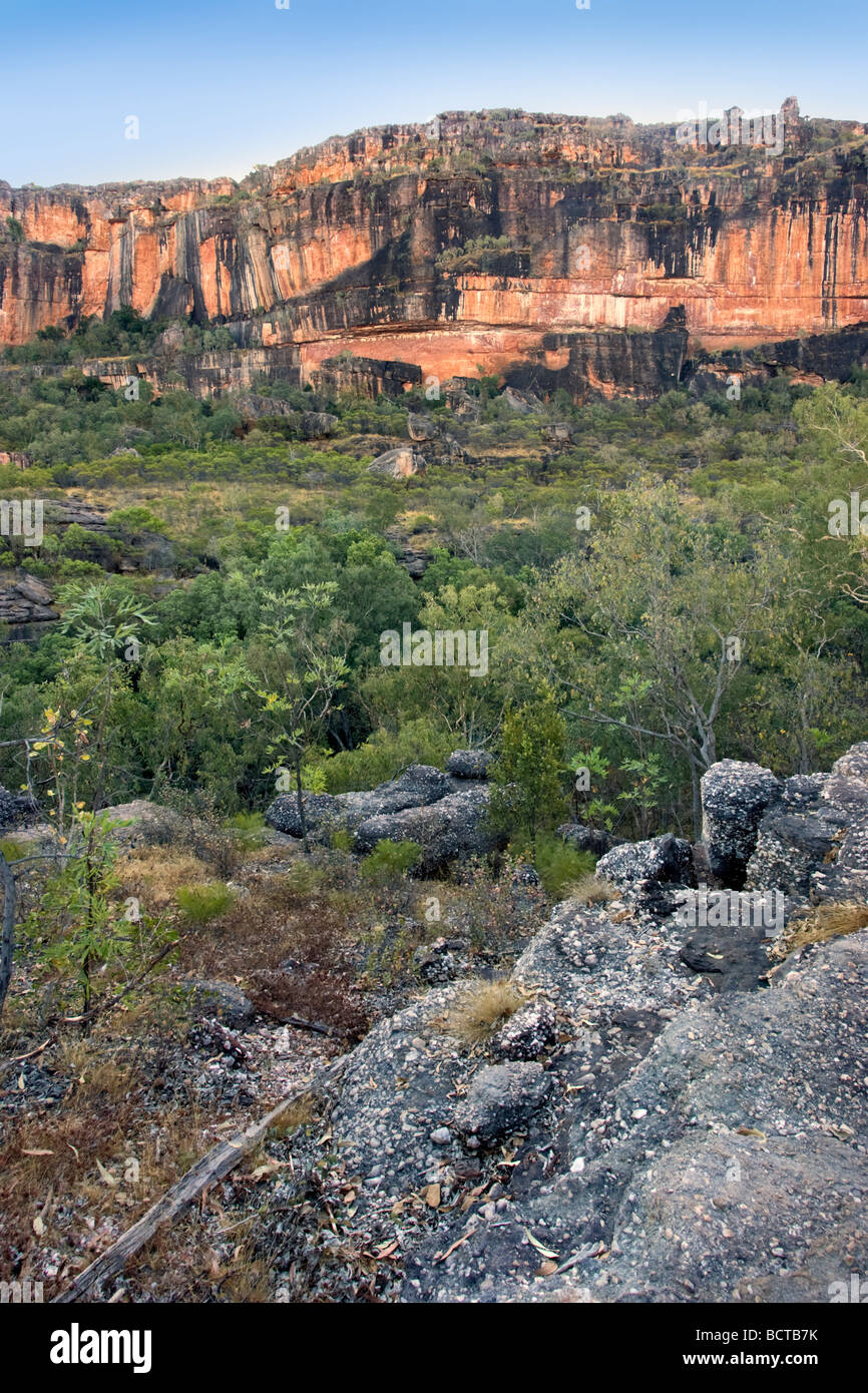 Nourlangie Rock dalla pistola-warddehwardde belvedere nel parco nazionale Kakadu UNESCO - Sito Patrimonio dell'umanità. Territorio del Nord, l'Australia Foto Stock