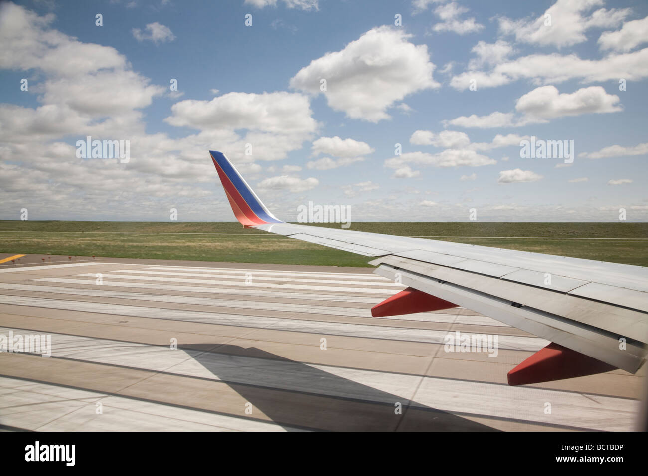 Vista aerea da Southwest Airlines Airlpane decollo dall'Aeroporto Internazionale di Denver si affaccia su pista Foto Stock