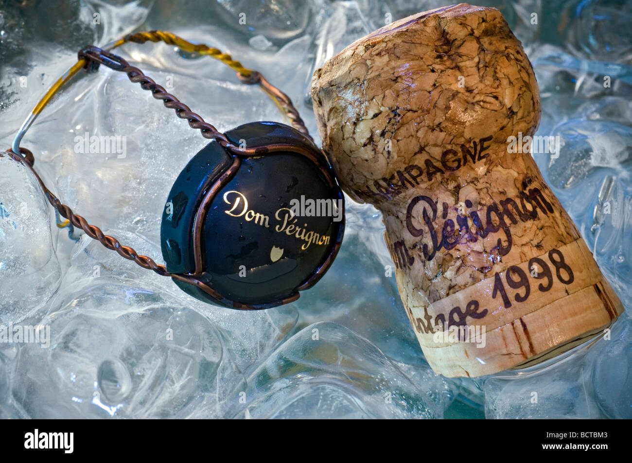 Dom Perignon filo telaio di fissaggio cappello e vintage champagne in ghiaccio refrigeratore Foto Stock