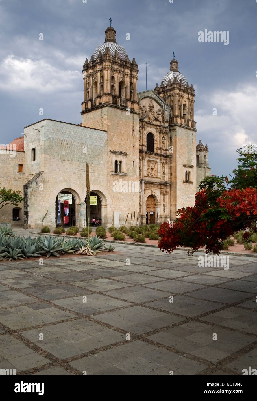 La Chiesa di Santo Domingo iniziato nel 1572 dall'ordine domenicano è ora un museo su una zona pedonale di strada nella città di Oaxaca Messico Foto Stock