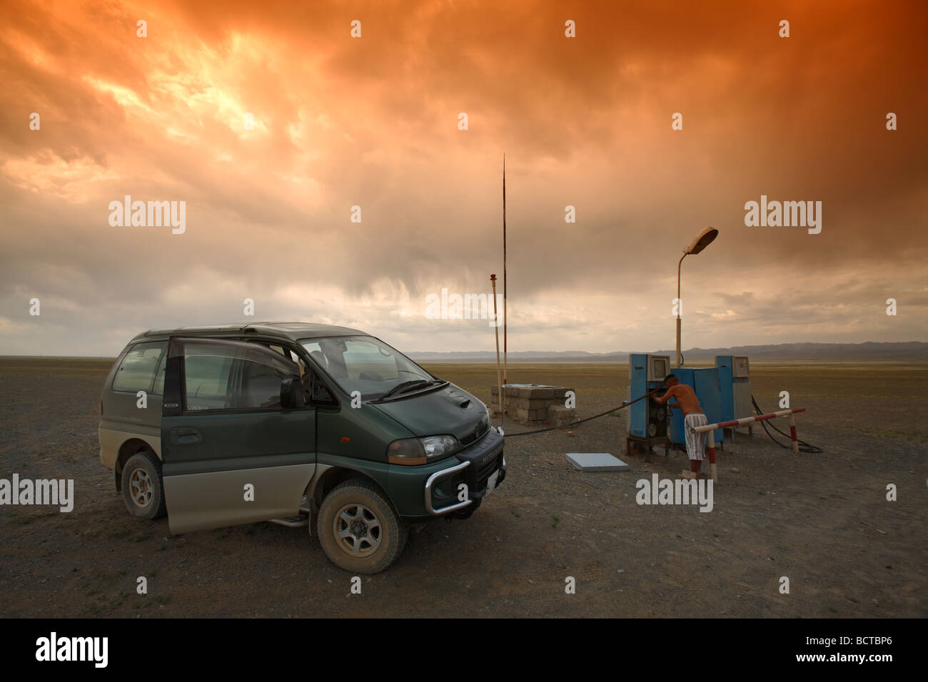 Alimentato a mano stazione di benzina nel deserto del Gobi, il rifornimento di carburante di un veicolo fuoristrada, Mongolia Foto Stock