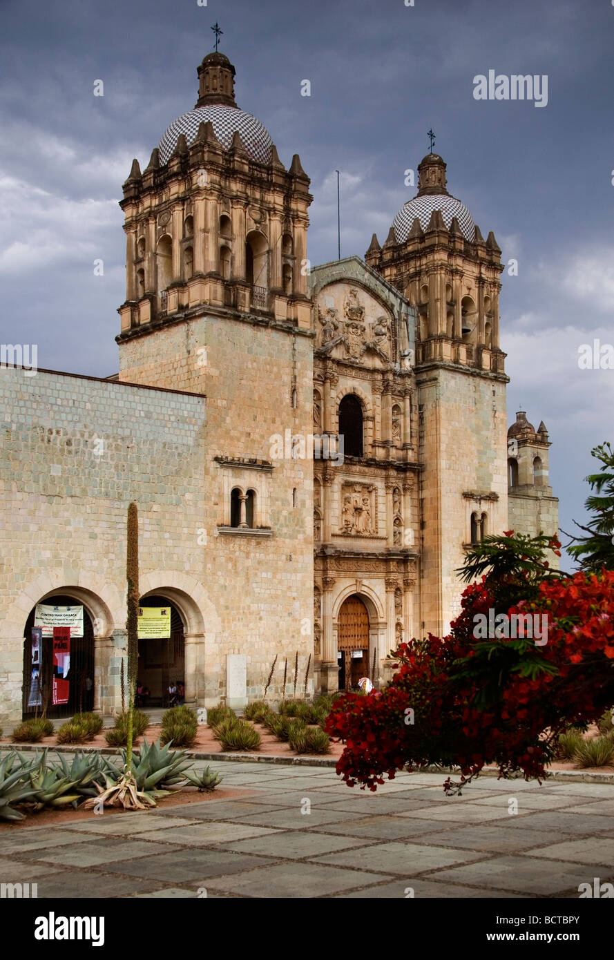 La Chiesa di Santo Domingo iniziato nel 1572 dall'ordine domenicano è ora un museo su una zona pedonale di strada nella città di Oaxaca Messico Foto Stock