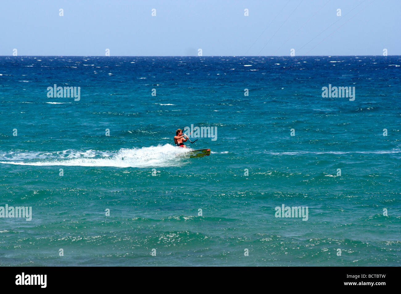 Kitesurfer off spiaggia Guzelyali Lapta Cipro del Nord Foto Stock