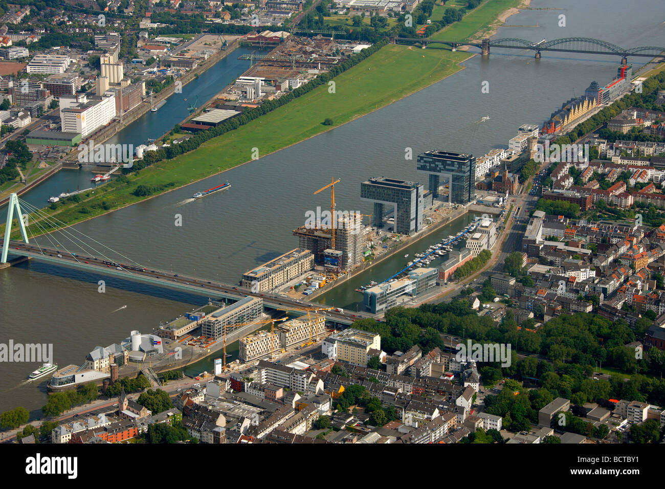 Fotografia aerea, gru Kranhaus house sito in costruzione a Colonia Rheinauhafen, Pandion AG, Hafenquartier port district, Neu Foto Stock