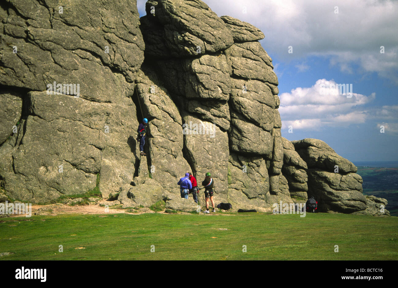 Gli alpinisti su Haytor Dartmoor Foto Stock