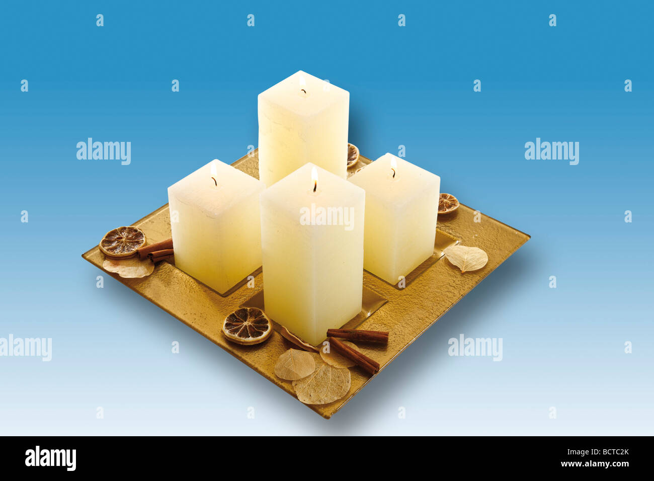 Avvento piastra con quattro candele e decorazione Foto Stock