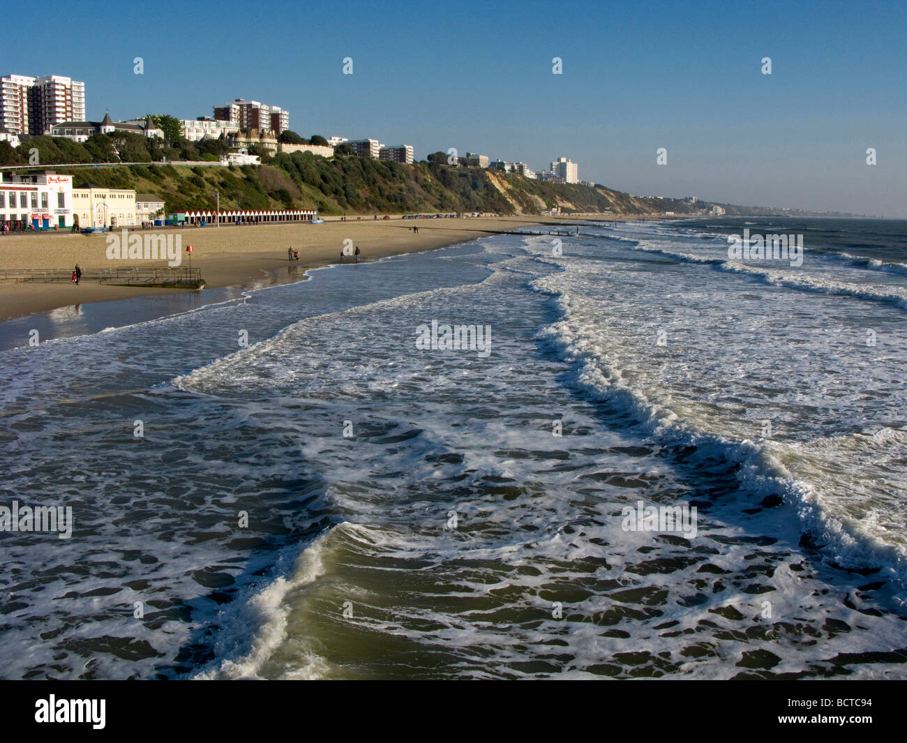 Spiaggia a Est e il mare a Bournemouth Dorset, Regno Unito Foto Stock
