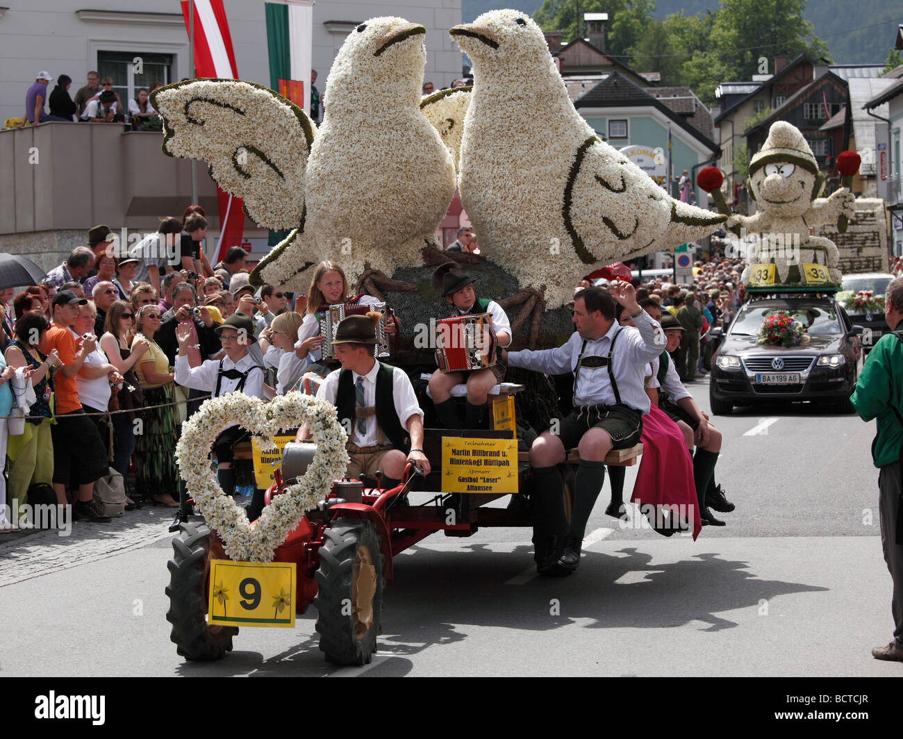 Il convoglio con figure da narcisi, Narzissenfest Narciso Festival a Bad Aussee, Ausseer Land, area Salzkammergut, Stiria, un Foto Stock