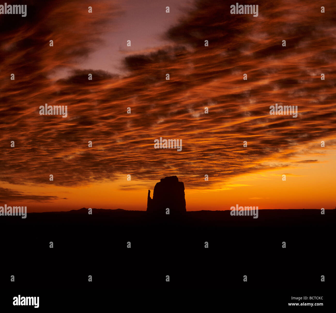 Crepuscolo degli dei, tramonto, Monument Valley Navajo Nation Reservation, Colorado Plateau, Arizona, Stati Uniti d'America Foto Stock