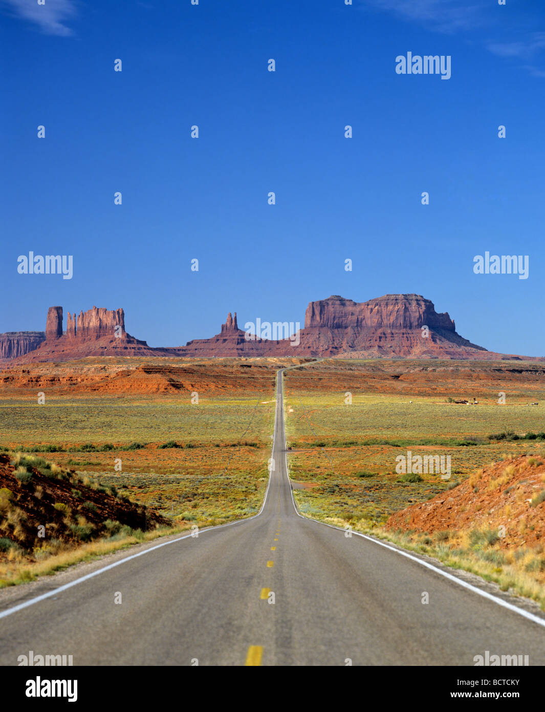 Strada alla Monument Valley Navajo Nation Reservation, Colorado Plateau, Arizona, Stati Uniti d'America Foto Stock