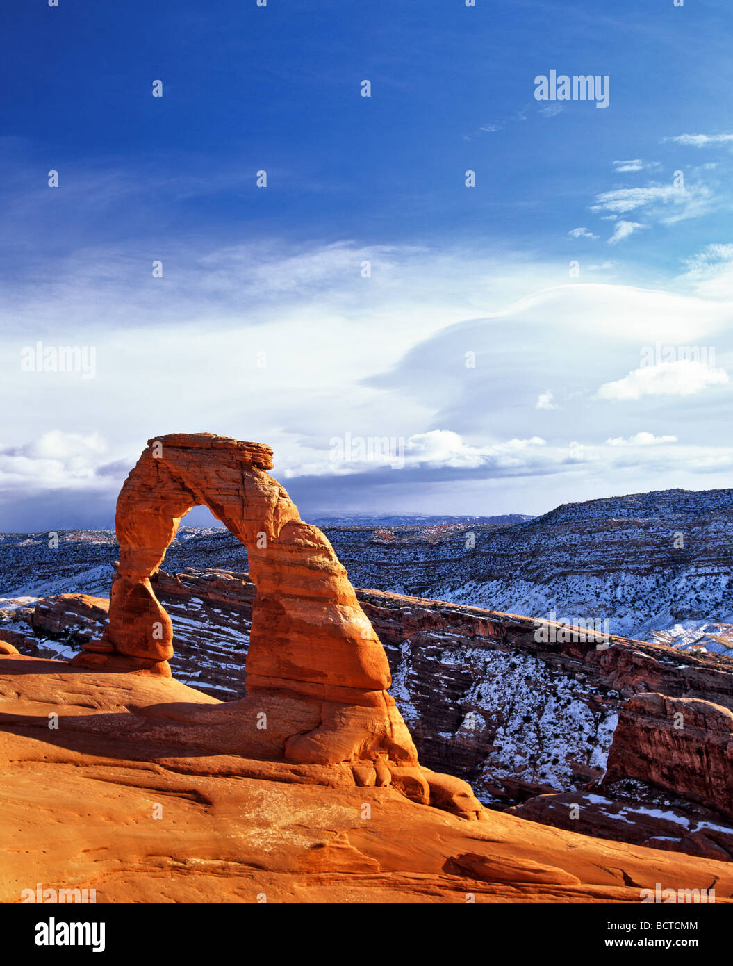 Delicate Arch, Arches National Park, nella parte posteriore La Sal Mountains, Utah, Stati Uniti d'America Foto Stock