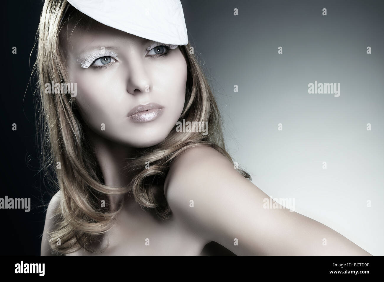 Moda colpo di una giovane donna che indossa un abito bianco e un cappello Foto Stock