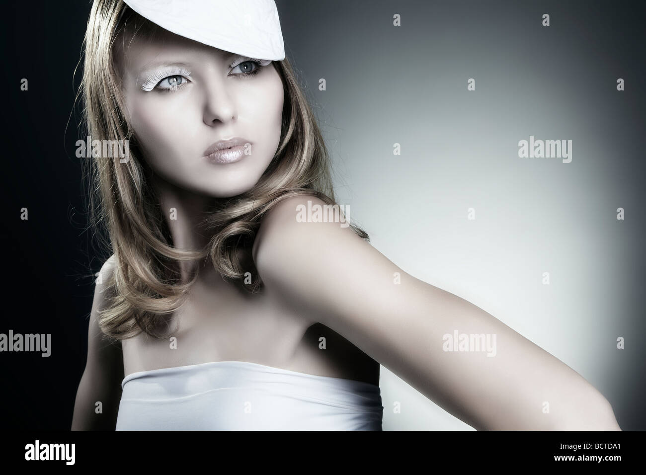 Moda colpo di una giovane donna che indossa un abito bianco e un cappello Foto Stock