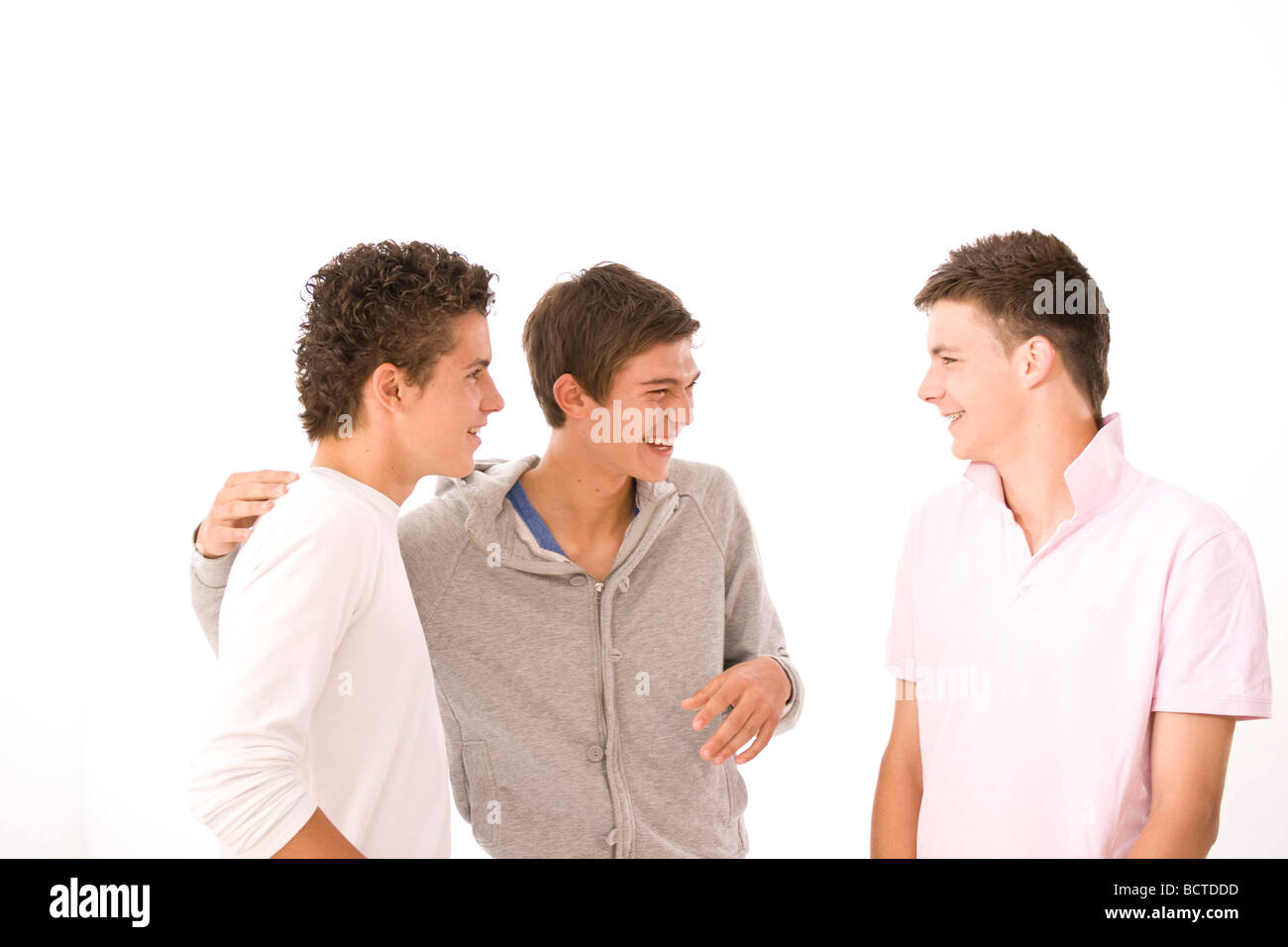 Tre ragazzi di ridere Foto Stock