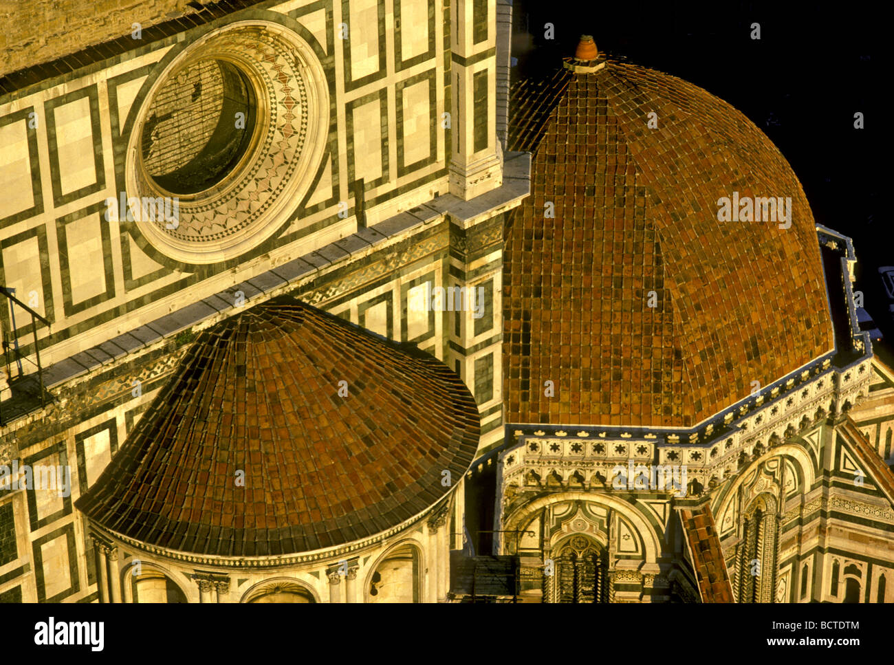 Dettaglio le pareti di marmo e piastrelle cupole del Duomo, chiesa cattedrale, Florence, Firenze, Italia, Europa Foto Stock
