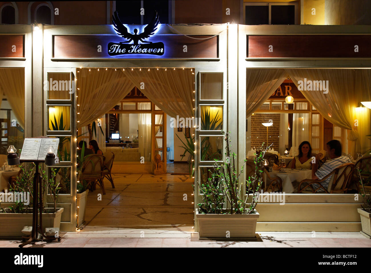 Il ristorante di strada con la gente, di sera illuminata, Marina, Hurghada, Egitto, Mare Rosso, Africa Foto Stock