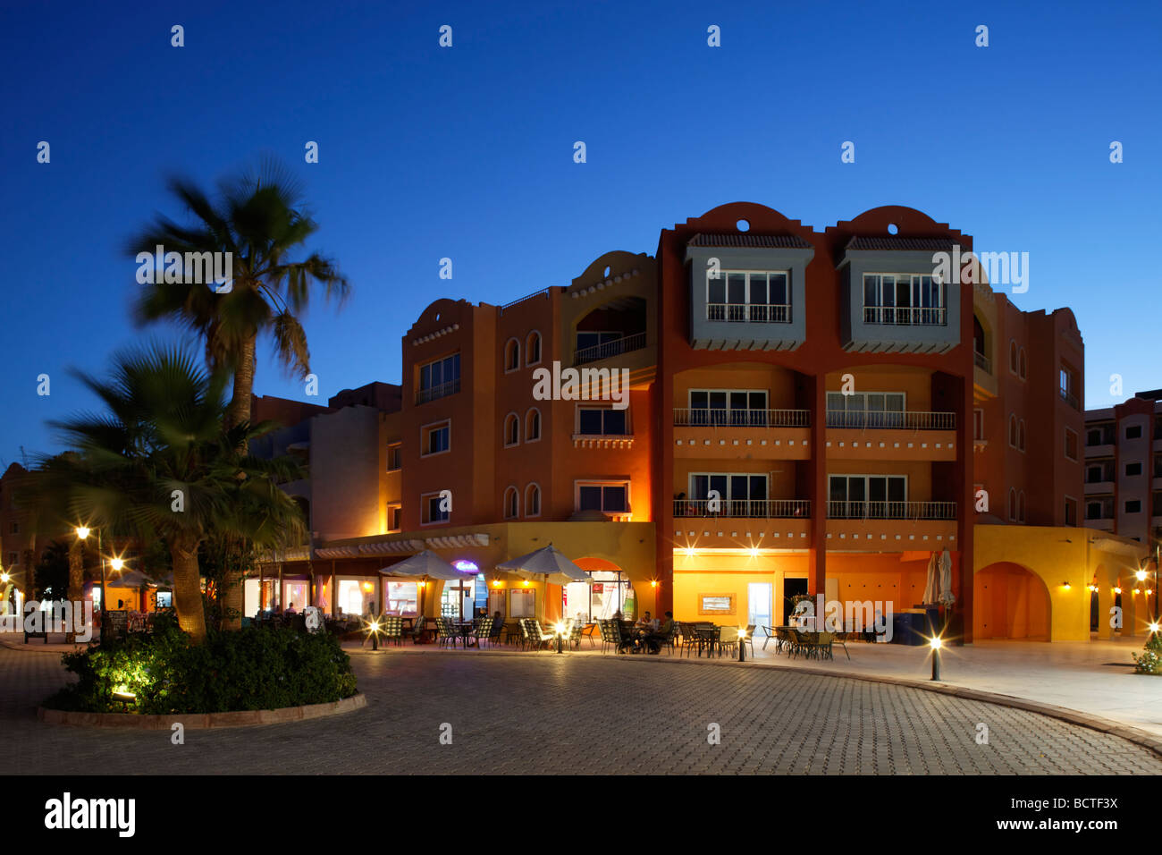 Case con pub, illuminato, sera, Marina, Hurghada, Egitto, Mare Rosso, Africa Foto Stock