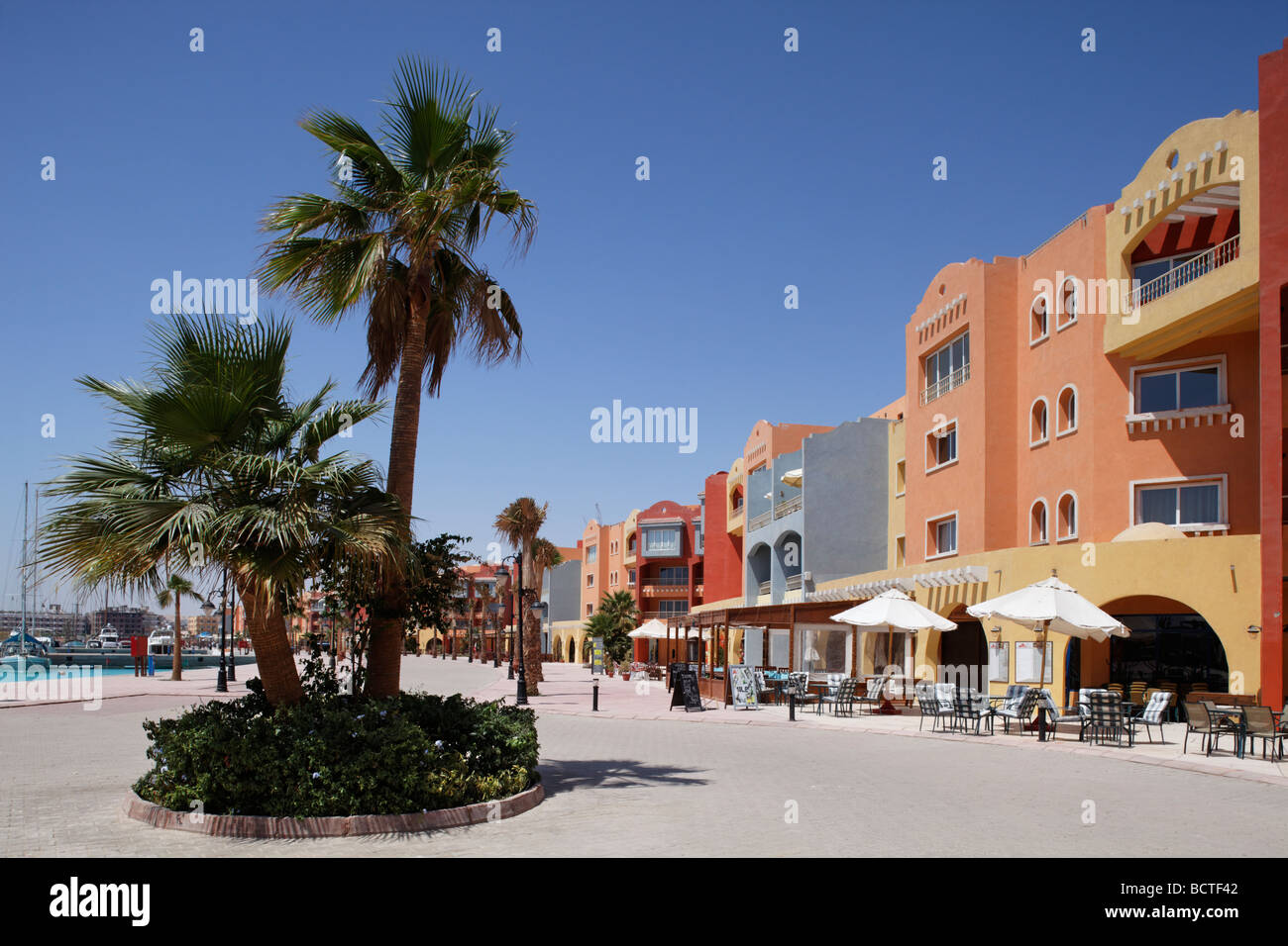Fila di case con ristoranti, palme, Marina, Hurghada, Egitto, Mare Rosso, Africa Foto Stock