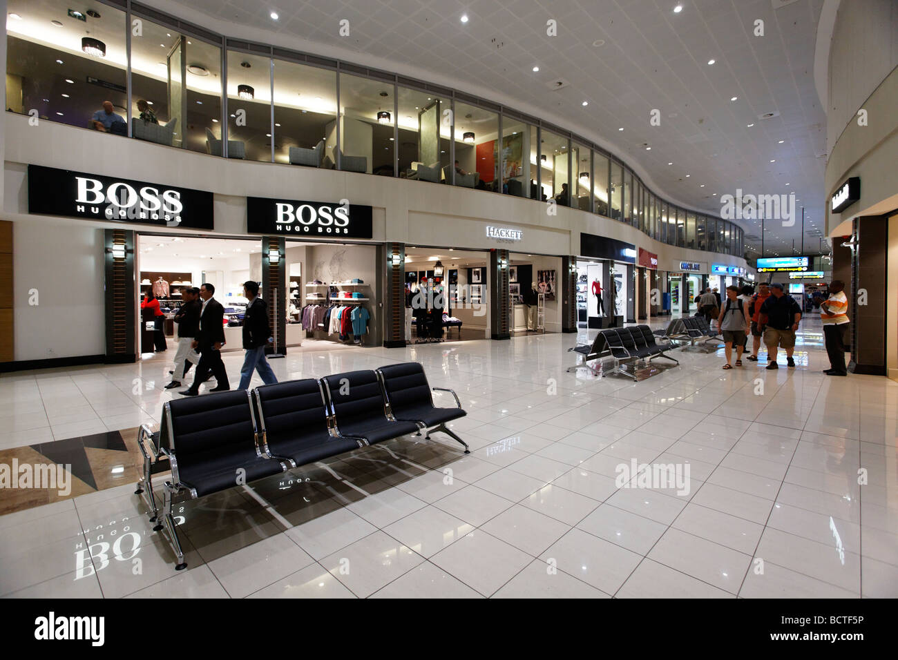 Shopping duty free area, partenza, OR Tambo Aeroporto Internazionale di Johannesburg, Sud Africa e Africa Foto Stock