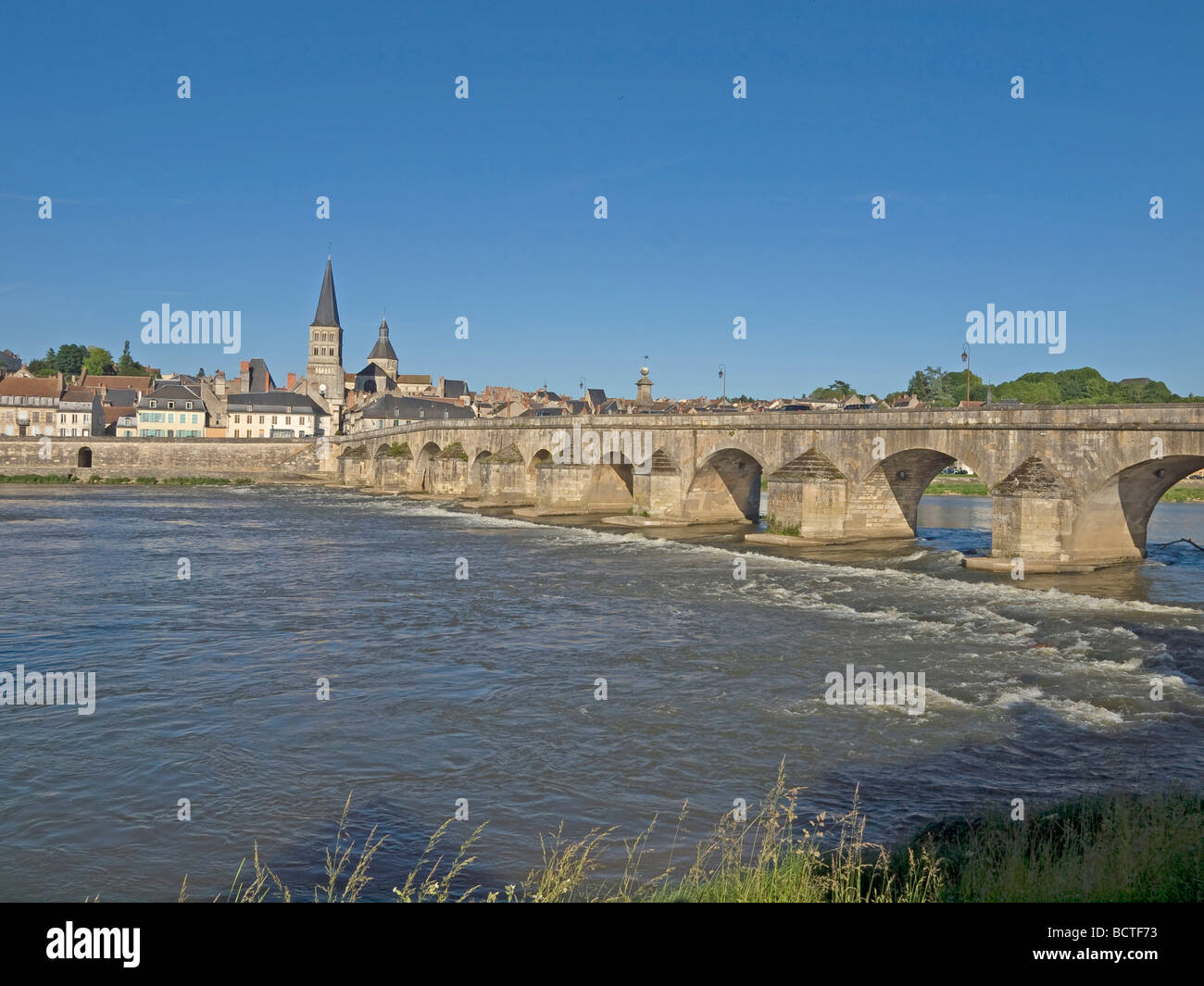 Brücke La Charite sur Loire Fluss in Wellen, Belgium.Wellen Frankreich Loire bridge La Charité sur Loire Francia Foto Stock