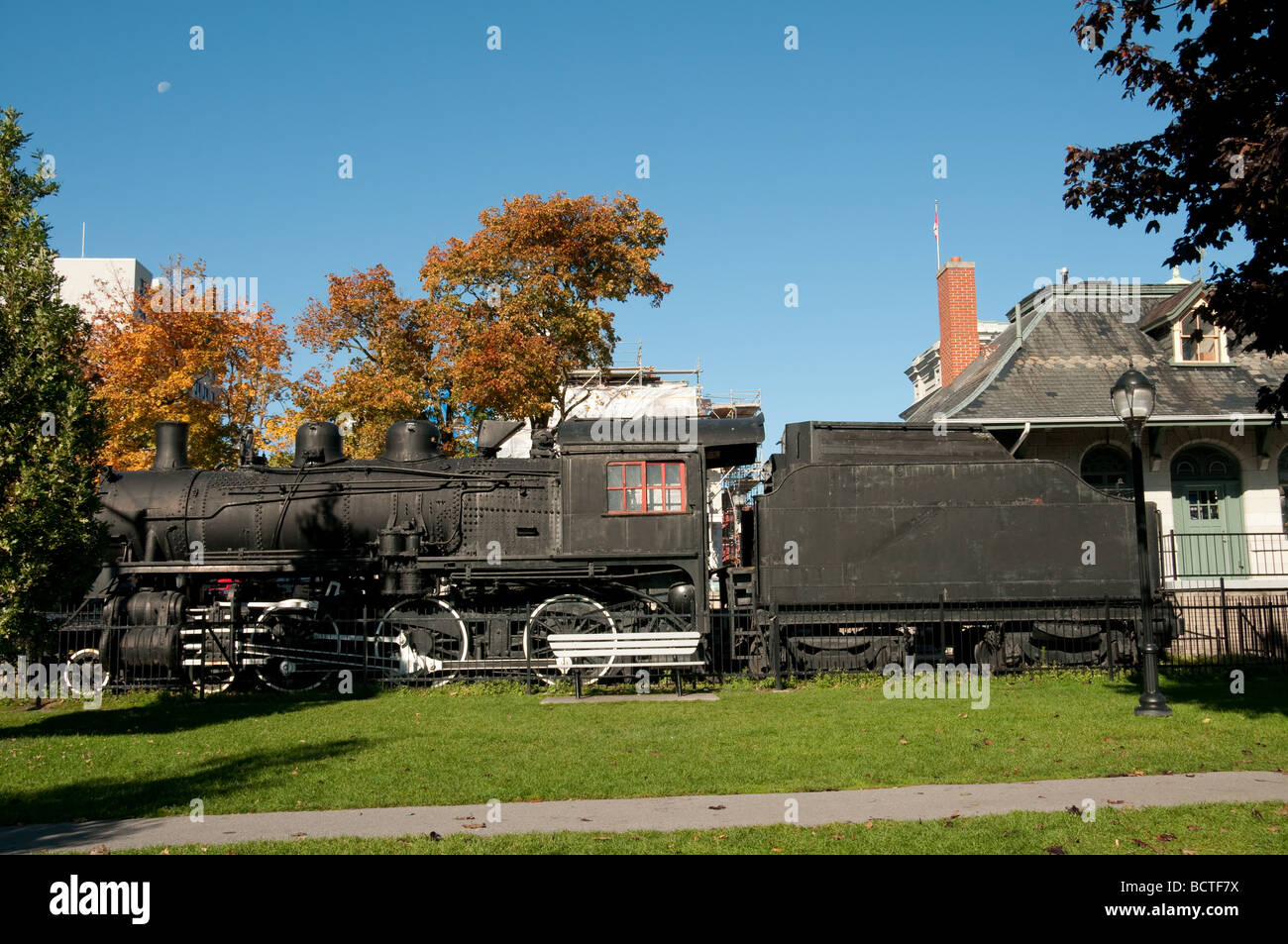 Gravado vintage, desenhado à mão, locomotiva antiga ou trem com vapor na  ferrovia americana. transporte retro . imagem vetorial de ArthurBalitskiy©  157835278