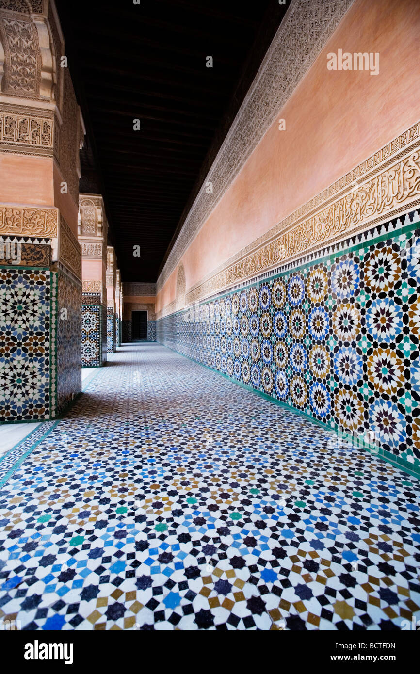 Architettura islamica a Ben Youssef Medersa (Ben Yussuf Medressa) in Marrakech città vecchia (Medina), il Marocco. Foto Stock