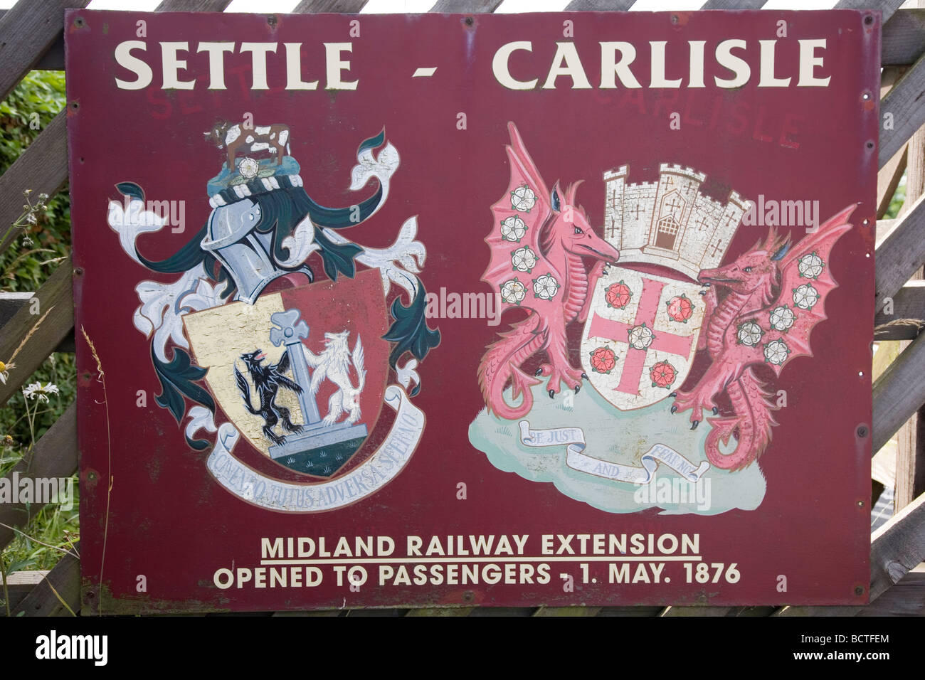 Accontentarsi di Carlisle e ferrovia Midland segno di estensione, a Settle stazione ferroviaria, North Yorkshire, Regno Unito Foto Stock